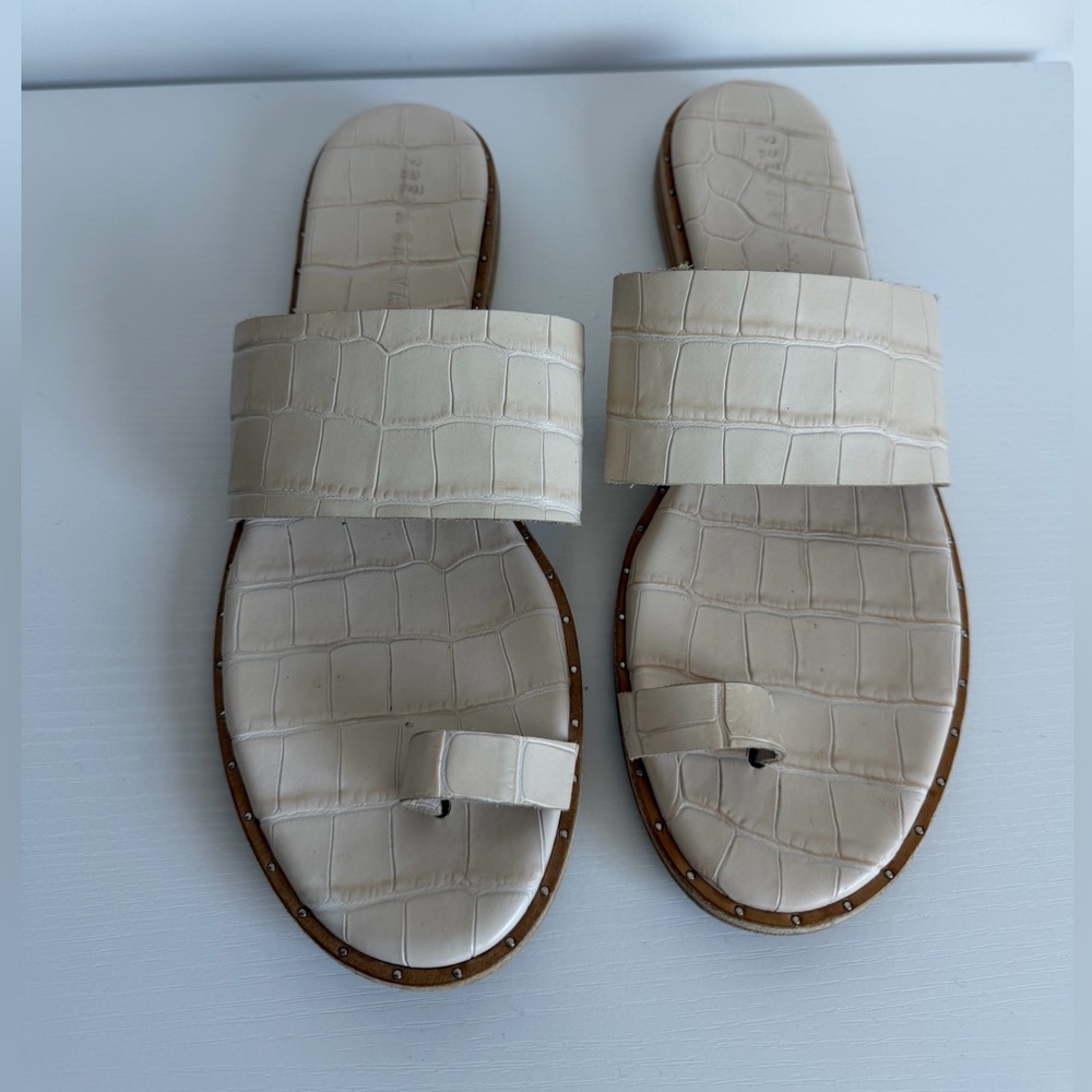 Freda Salvador 9 Ivory Croc Embossed Slide Sandals Toe Loop